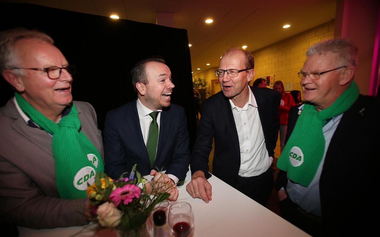 Een lachende Sander de Rouwe (tweede van links), tijdens de verkiezingsavond op het Provinsjehûs in Leeuwarden. FOTO NIELS WESTRA Een lachende Sander de Rouwe (tweede van links), tijdens de verkiezingsavond op het Provinsjehûs in Leeuwarden. FOTO NIELS WESTRA