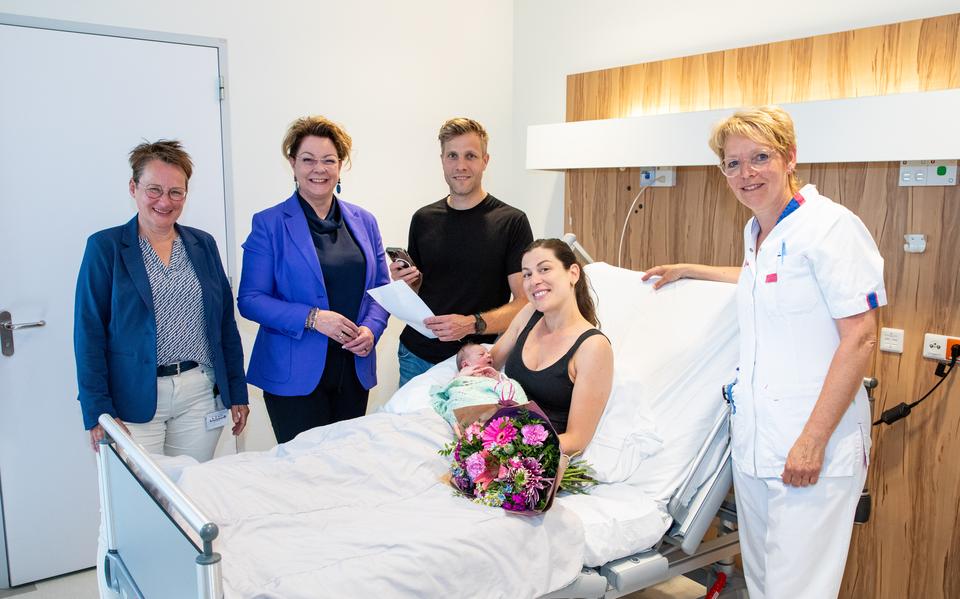 Kersverse ouders Tom en Martina Dröge online aangifte van hun pasgeboren dochter Naomi. V.l.n.r.: Tineke van Dijk (teammanager cluster Vrouw, Moeder en Kind van Antonius ), wethouder Marianne Poelman en aan de andere kant van het bed kraamverzorgende Anneke Anema-Vellinga.