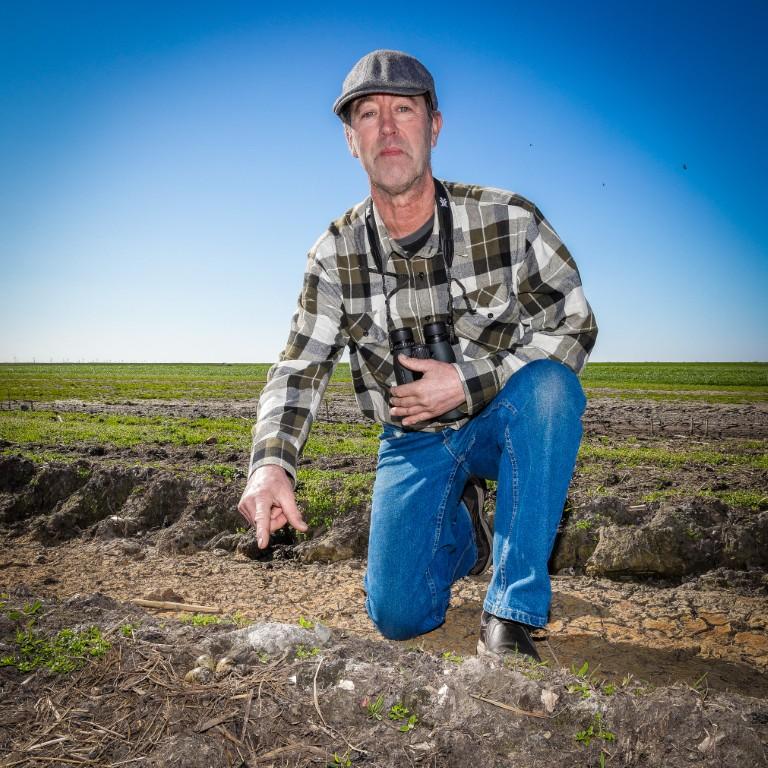 Met last-minute vogelhulp redt Joop (62) uit Bakhuizen kuikens en nestjes op boerenland van vermorze