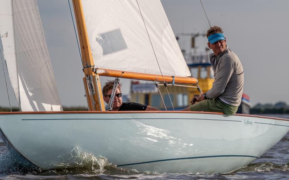 Nieuwe KWS-voorzitter Rob Aukema, met blauwe zonneklep, in actie in zijn opgeknapte Pampus uit 1934 met de naam Golfzang. In dit geval niet met zijn vrouw Maaike aan boord, maar met zijn broer Peter.
