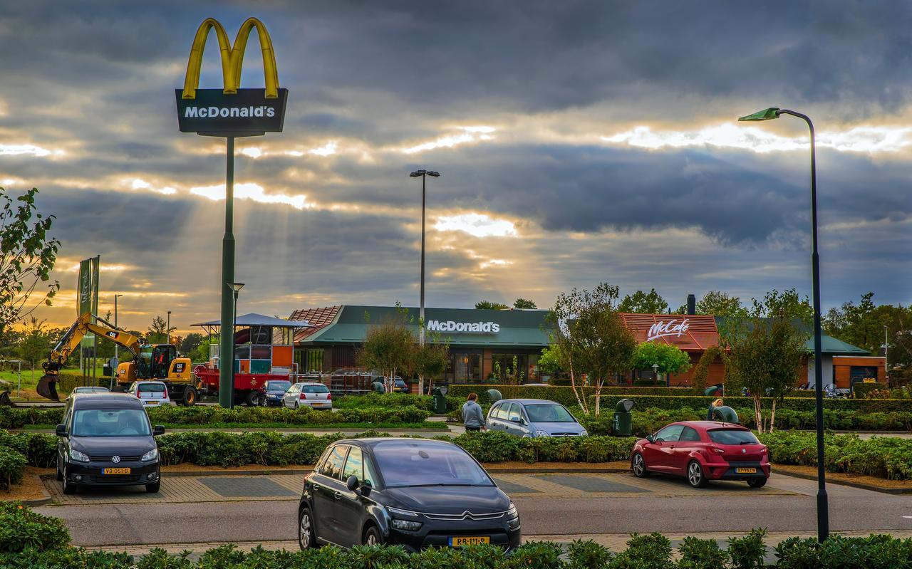 De franchisenemer van McDonald’s vindt de mast nu niet zichtbaar genoeg vanaf de snelweg. De franchisenemer van McDonald’s vindt de mast nu niet zichtbaar genoeg vanaf de snelweg.