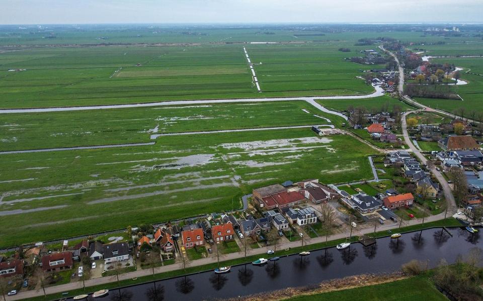 De Haskerveenpolder met de tweelingdorpen Terkaple (vooraan) en Akmarijp (rechts). Helemaal rechtsboven is Joure nog net zichtbaar.