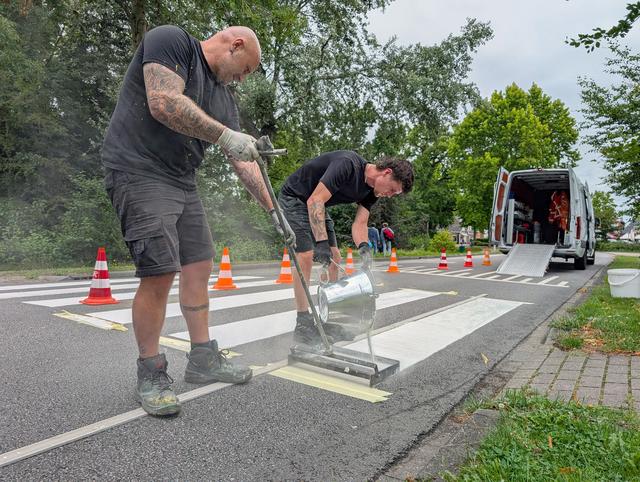 Veilige oversteek op Harddraversweg Joure door nieuw aangelegd zebrapad