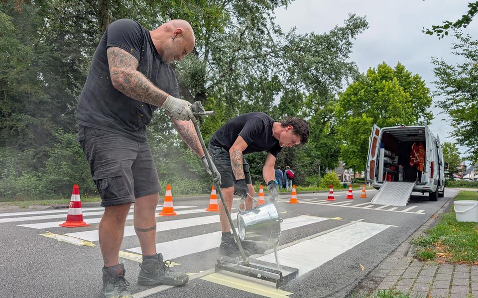 Marco Braem en Dylan de Vreede trekken het zebrapad op de Harddraversweg in Joure.