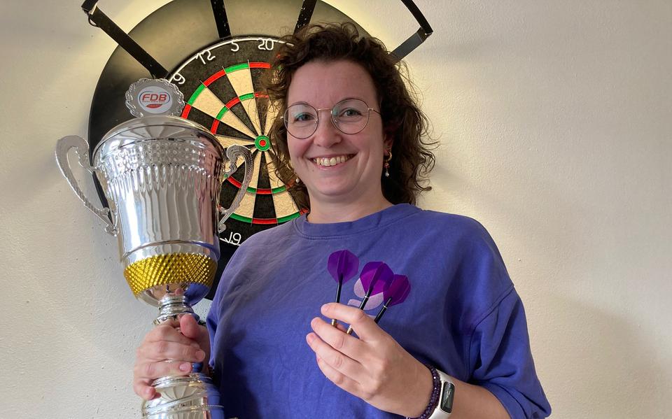 Yvette Hebing uit Joure met de beker die zij kreeg voor het winnen van het FK darts. 