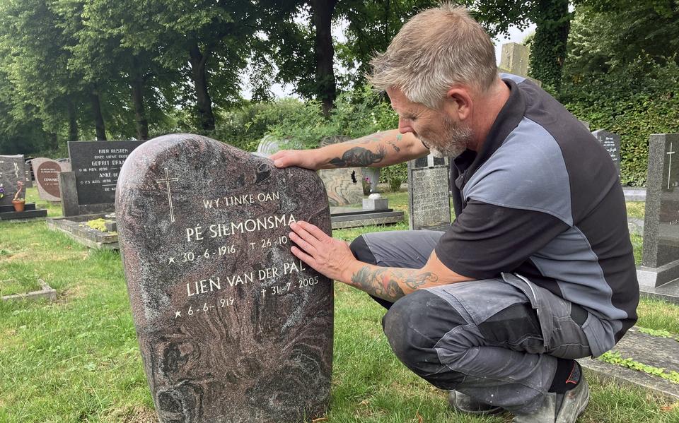 Johan van der Zee knapt een graf op op de begraafplaats in Bolsward.