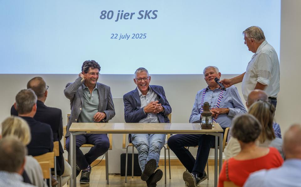 Eelke Lok interviewt Klaas Boersma (oud-bemanningslid Heerenveen), daarnaast voormalig voorzitter van de originaliteitscommissie, Ulbe Zwage en uiterst links oud-schipper Douwe Visser van Sneek.