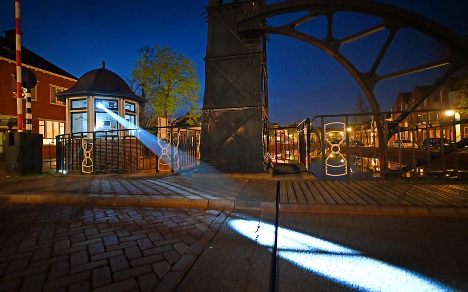 In het kader van Brêge nei Frijheid zetten Media Art Friesland en het Fries Scheepvaart Museum de Harinxmabrug de Stadsgracht in Sneek in het licht. 