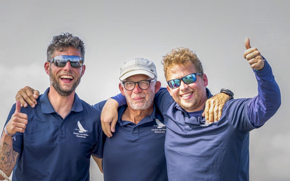 Schipper Sytze Brouwer met adviseurs Jaap en zijn zoon Jens Jongsma.