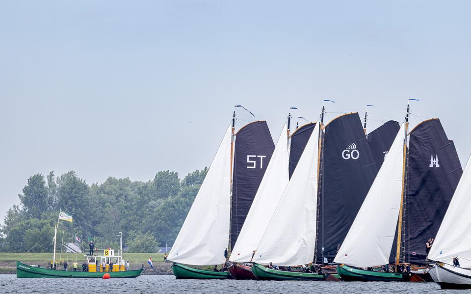 Met meer dan twintig tegelijk startten de skûtsjes dit weekend.