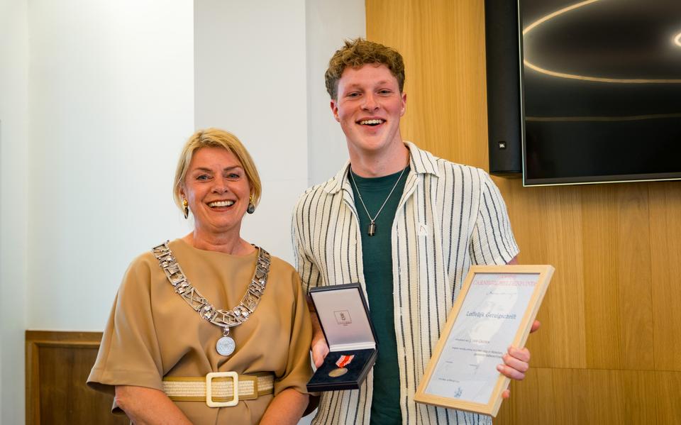 Jordy van Gelder met burgemeester Jannewietske de Vries. 