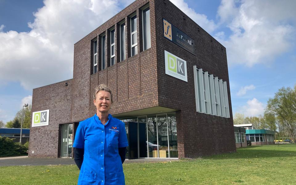 Eigenaresse Johanna Bosma van Dierenartsen Skarsterlân bij de nieuwe locatie