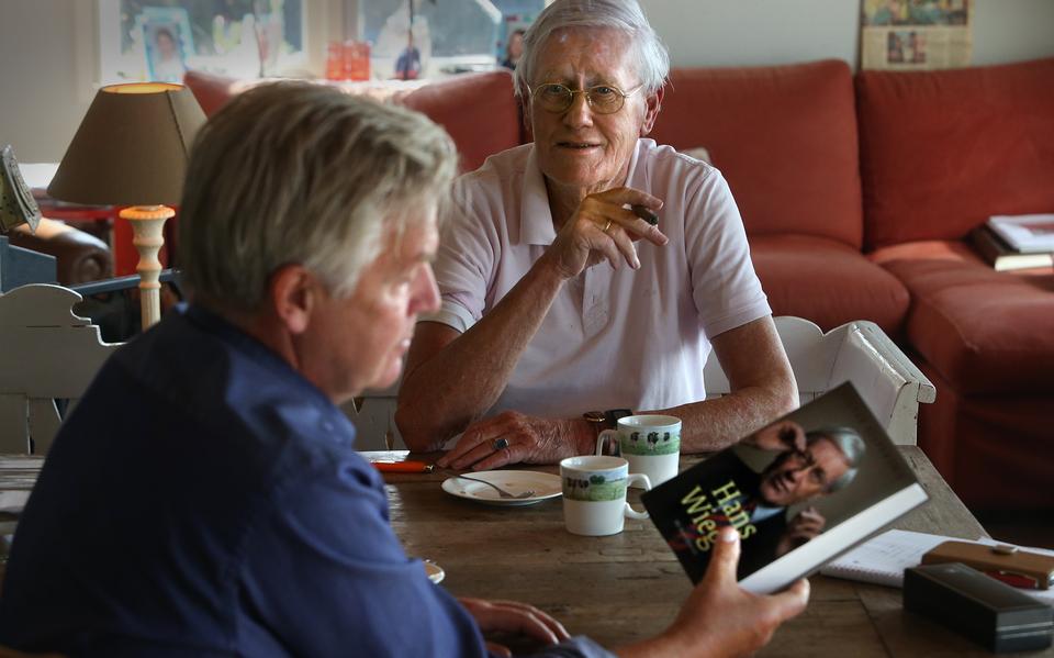 Hans Wiegel en zijn biograaf Pieter Sijpersma in 2020.