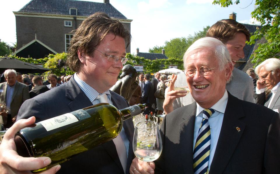 Eric met zijn vader Hans Wiegel bij een haringfeestje in 2013.