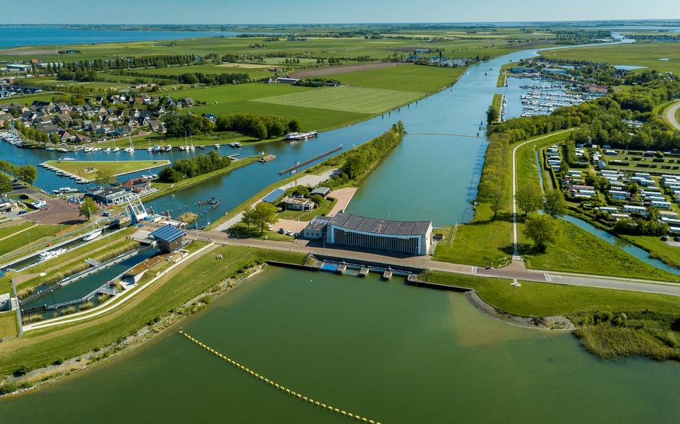 Hooglandgemaal met IJsselmeerdijk 