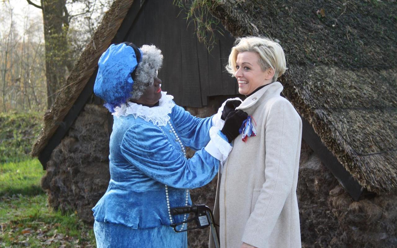 Jenny Douwes krijgt door de Harkemaster ‘Beppe Pytsje’ een lintje opgespeld vanwege haar actie. FOTO YPKJE WEDMAN Jenny Douwes krijgt door de Harkemaster ‘Beppe Pytsje’ een lintje opgespeld vanwege haar actie. FOTO YPKJE WEDMAN