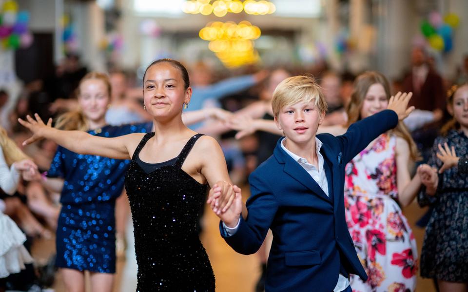 Leerlingen Faas en Max van de Leeuwarder Schoolvereniging in actie tijdens de finale van de Saco Velt Bokaal in Leeuwarden. Hun school pakte de beker.