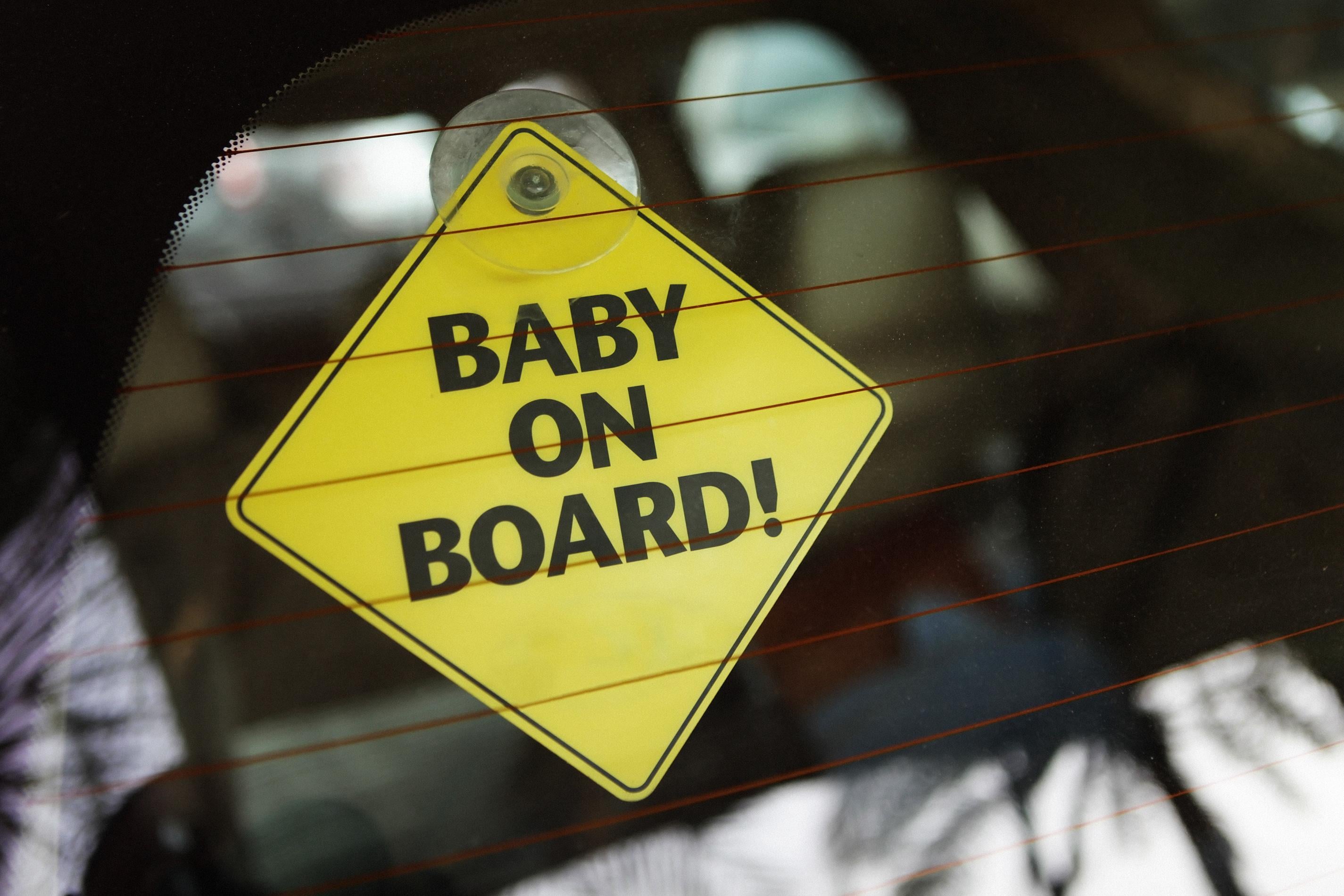 Man (27) uit Leeuwarden rijdt 100 kilometer per uur te hard over De Skieding met baby naast zich
