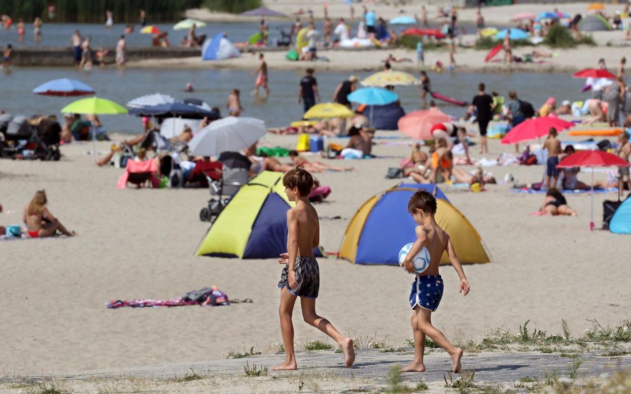 Deze week toch weer naar het strand? FOTO ARCHIEF LC/SIMON BLEEKER Deze week toch weer naar het strand? FOTO ARCHIEF LC/SIMON BLEEKER