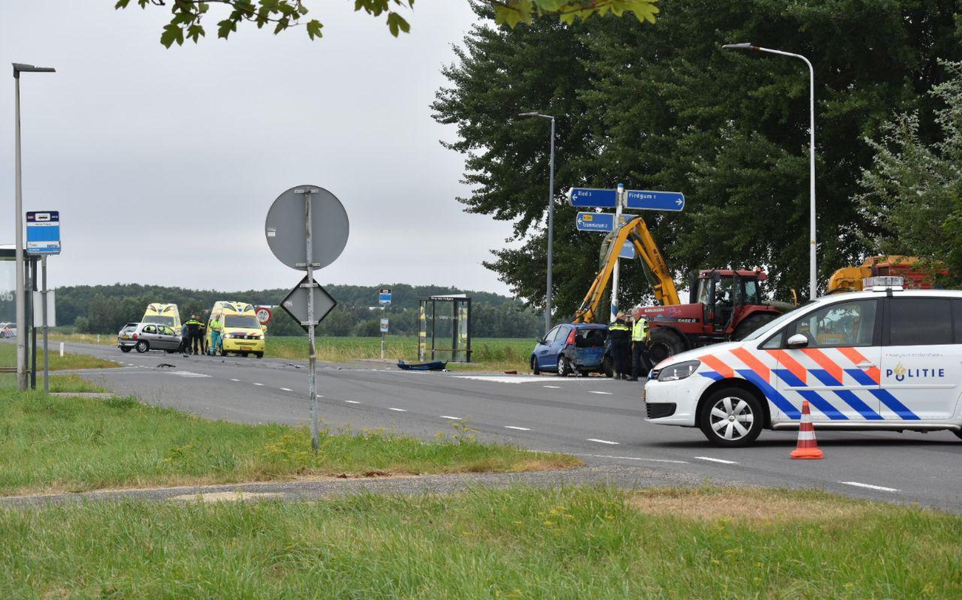 Trekker en twee auto’s botsen bij Tzummarum: één gewonde