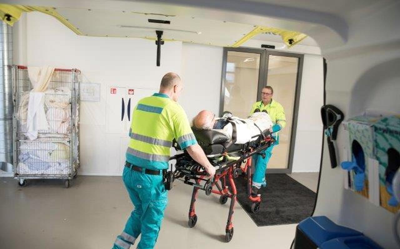 Ambulancepersoneel op een archieffoto in actie op de nieuwe spoedeisende hulp van MCL. Ambulancepersoneel op een archieffoto in actie op de nieuwe spoedeisende hulp van MCL.