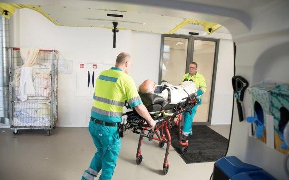 Ambulancepersoneel op een archieffoto in actie op de nieuwe spoedeisende hulp van MCL. 
