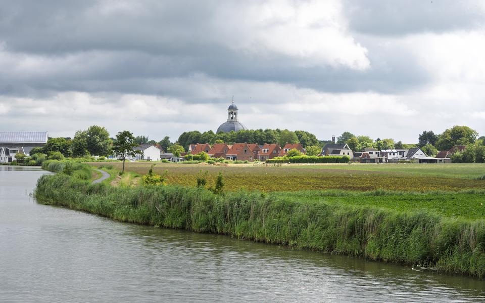 Vanuit het westen kronkelt de Rie naar Berltsum, herkenbaar aan zijn markante koepelkerk. 