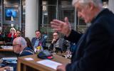 FNP-fractievoorziter Jan Volbeda aan het woord tijdens de raadsvergadering in De Fryske Marren vorige week. FNP-wethouders Durk Stoker (midden, rechts, met bril) en Durk Durksz (links van Stoker) horen toe. FOTO NIELS DE VRIES