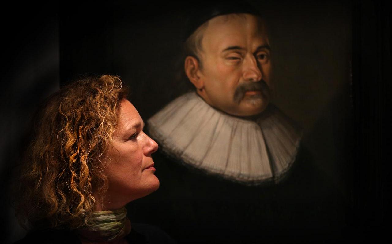 Directeur Manon Borst voor een van de professorenportretten in het museum. ,,Aan de voorwerpen voelen is niet alleen voor slechtzienden, daar worden alle bezoekers blij van.’’ Directeur Manon Borst voor een van de professorenportretten in het museum. ,,Aan de voorwerpen voelen is niet alleen voor slechtzienden, daar worden alle bezoekers blij van.’’