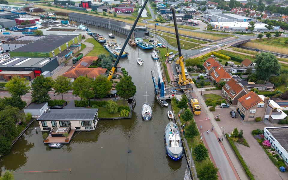 Met hulp van twee hijskranen kon de brug tijdelijk worden geopend.