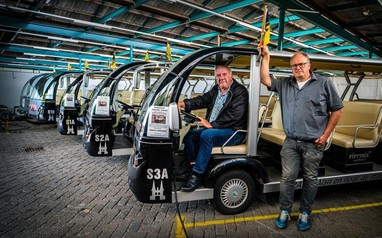 Vrijwilliger Jitze Bok moet de stadsshuttles voorlopig in de Veemarekthal in Sneek laten staan. Rechts Herbert de Vries, voorzitter van de stichting duurzaam Vervoer Sneek. Vrijwilliger Jitze Bok moet de stadsshuttles voorlopig in de Veemarekthal in Sneek laten staan. Rechts Herbert de Vries, voorzitter van de stichting duurzaam Vervoer Sneek.