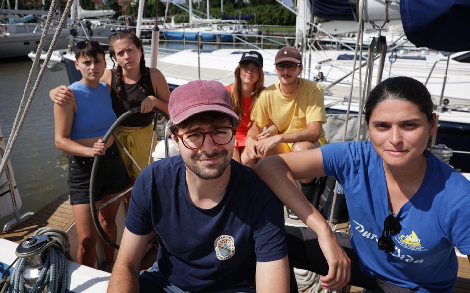 Brice Van Eeckhout uit Brussel wilde met zijn partner Madeleine en vier vrienden zijn net gekochte zeiljacht Maestro 35 ophalen uit Harlingen, maar zit nu opgesloten in de jachthaven. 