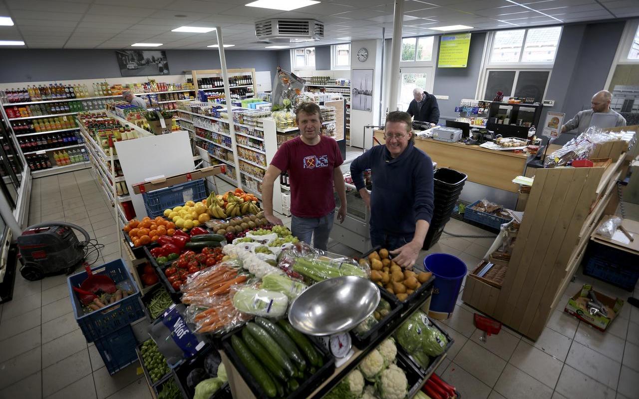 Auke van Netten en Auke Hoogterp in de vernieuwde dorpswinkel van Gaastmeer. FOTO CATRINUS VAN DER VEEN Auke van Netten en Auke Hoogterp in de vernieuwde dorpswinkel van Gaastmeer. FOTO CATRINUS VAN DER VEEN