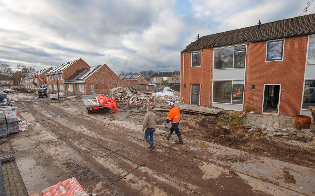 In het Haerenkwartier in Oosterwolde wordt flink gebouwd. Als het aan de gemeente Ooststellingwerf ligt, maakt de provincie ruimte voor veel meer nieuwbouw in het zuiden van Friesland. In het Haerenkwartier in Oosterwolde wordt flink gebouwd. Als het aan de gemeente Ooststellingwerf ligt, maakt de provincie ruimte voor veel meer nieuwbouw in het zuiden van Friesland.
