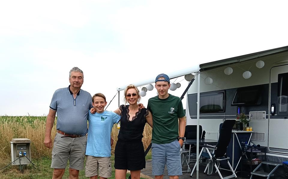 Pake Maurits Flapper (71) gaat de Vierdaagse lopen met zijn dochter Jantine de Vries (41) en zijn twee kleinzonen Wisse (15) en Eus (12) de Vries uit Heerenveen. 