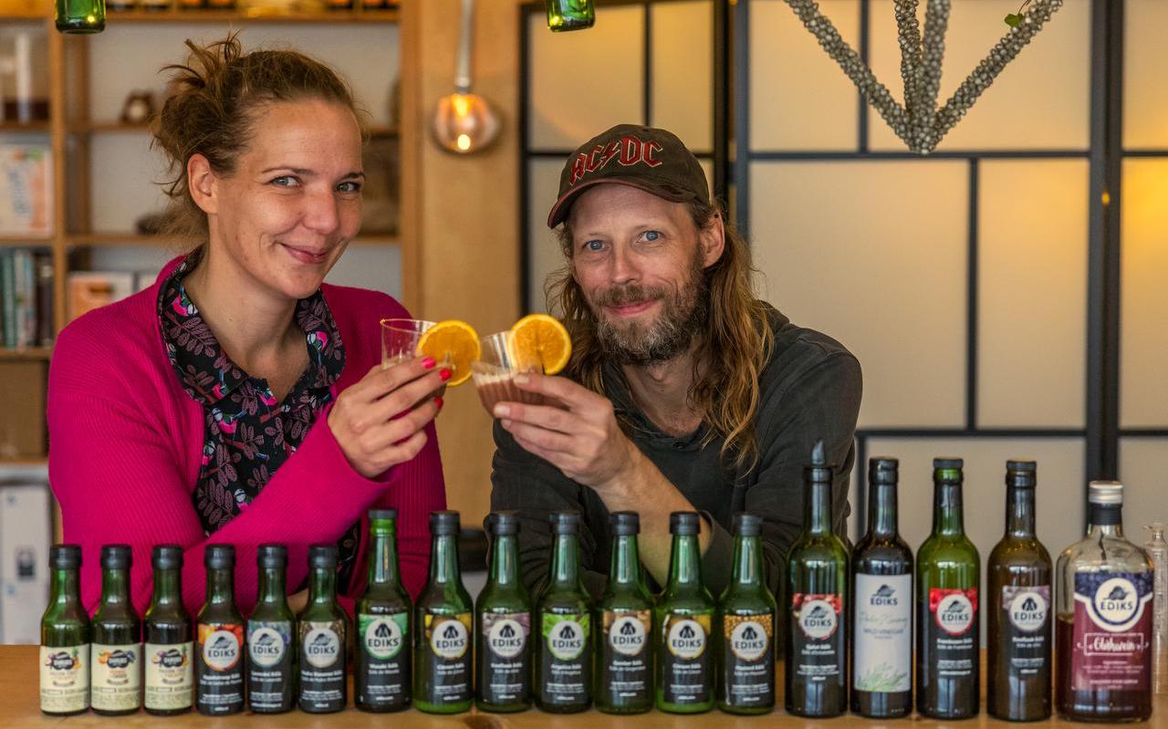 Jildou Dragt en Bernard Brok toasten met een cocktail waarin hun edik verwerkt is. Jildou Dragt en Bernard Brok toasten met een cocktail waarin hun edik verwerkt is.