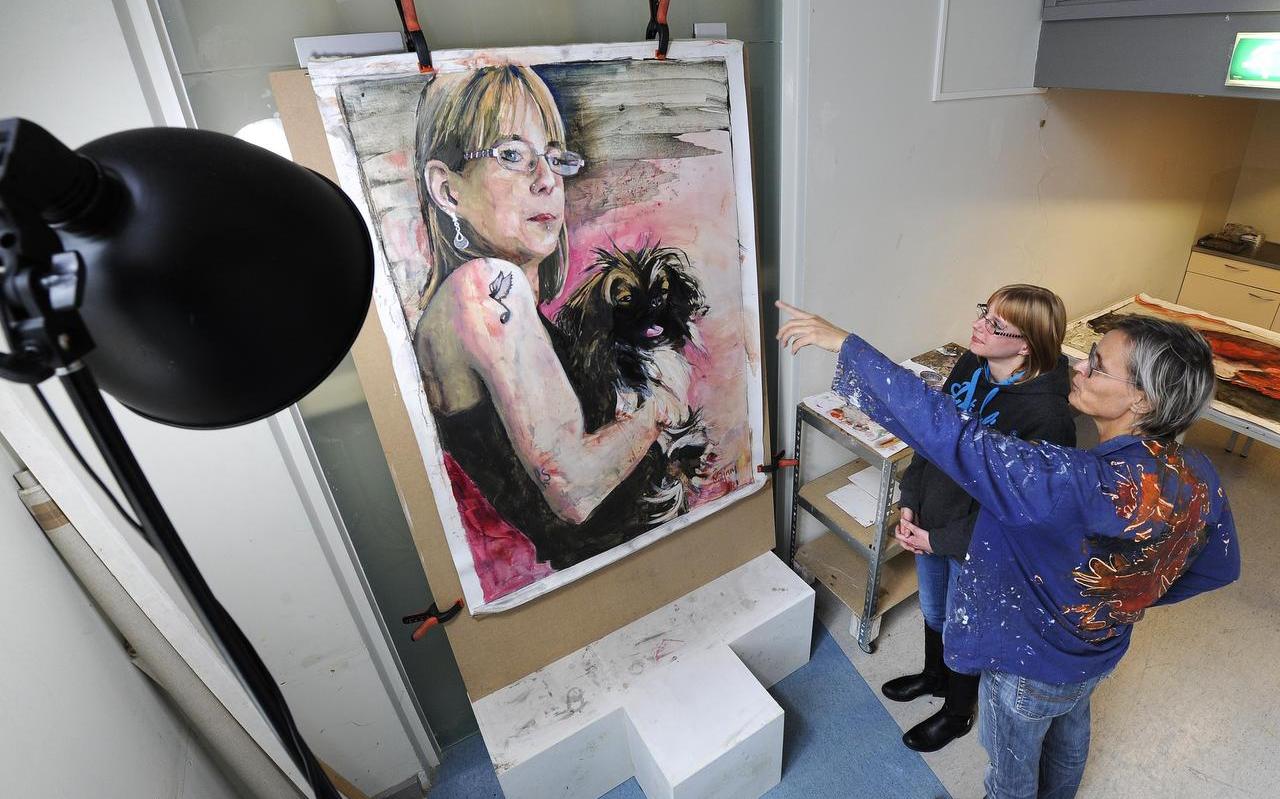 Yvonne IJtsma bekijkt het meer dan levensgrote portret, dat schilderes Mirjam Torenbeek (rechts) van haar en haar hondje Billy heeft gemaakt. FOTO PERSBUREAU NOORDOOST/ALEX J. DE HAAN
Yvonne IJtsma bekijkt het meer dan levensgrote portret, dat schilderes Mirjam Torenbeek (rechts) van haar en haar hondje Billy heeft gemaakt. FOTO PERSBUREAU NOORDOOST/ALEX J. DE HAAN