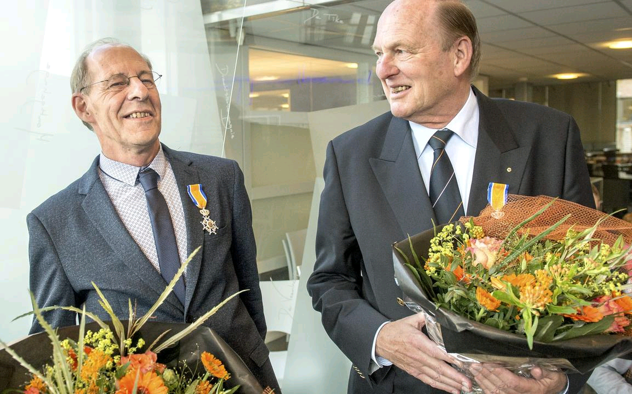 Radiovakman Govert van Brakel (links) en zijn broer oudere Peter van Brakel, oud-politiechef van Friesland, zijn in het gemeentehuis van Smallingerland benoemd tot Ridder in de Orde van Oranje-Nassau. FOTO JILMER POSTMA