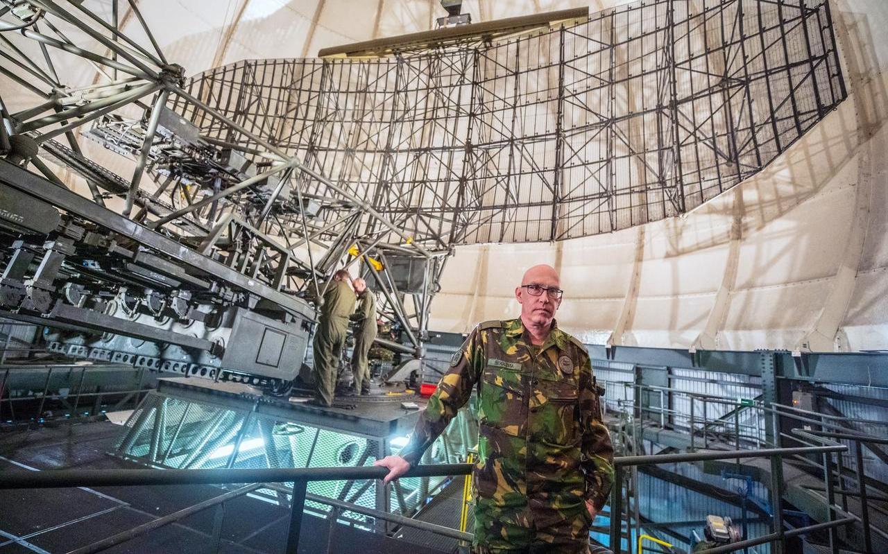 Hoofd van de radarstations adjudant onderofficier Jan Bekkema uit Drachten in de koepel van de oude radar. Hoofd van de radarstations adjudant onderofficier Jan Bekkema uit Drachten in de koepel van de oude radar.