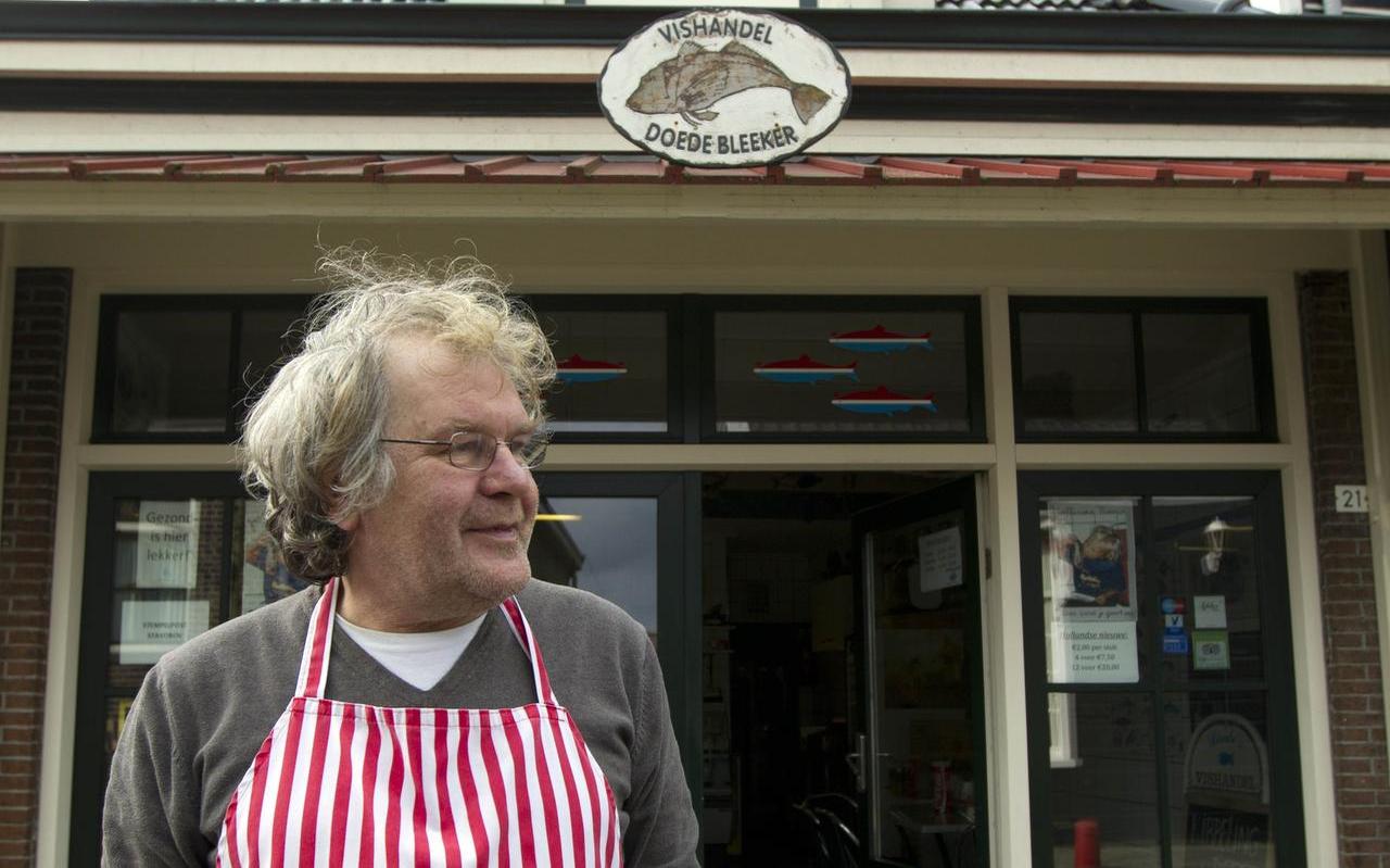 Doede Bleeker voor zijn viswinkel in Stavoren, 2014. FOTO ARCHIEF LC Doede Bleeker voor zijn viswinkel in Stavoren, 2014. FOTO ARCHIEF LC