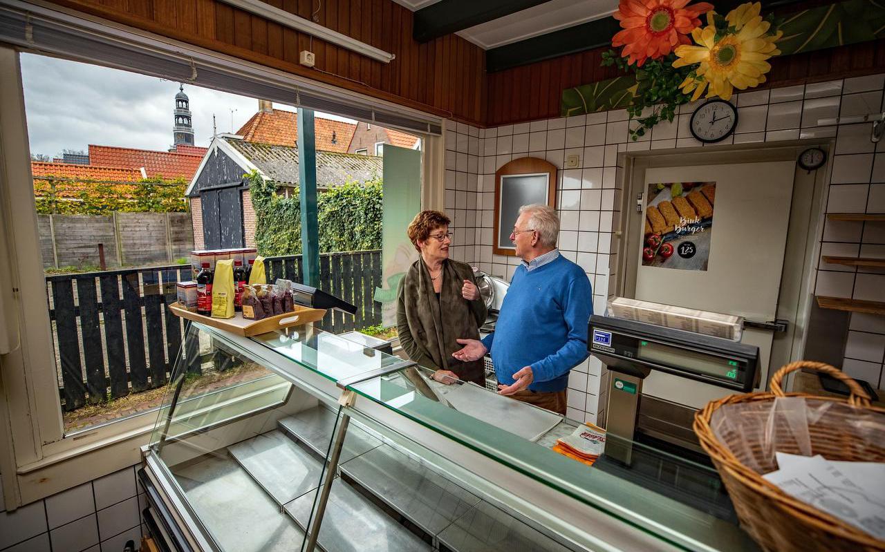 Annie en Johan Langbroek zijn na dik 42 jaar gestopt met hun slagerij in Hindeloopen. FOTO NIELS DE VRIES