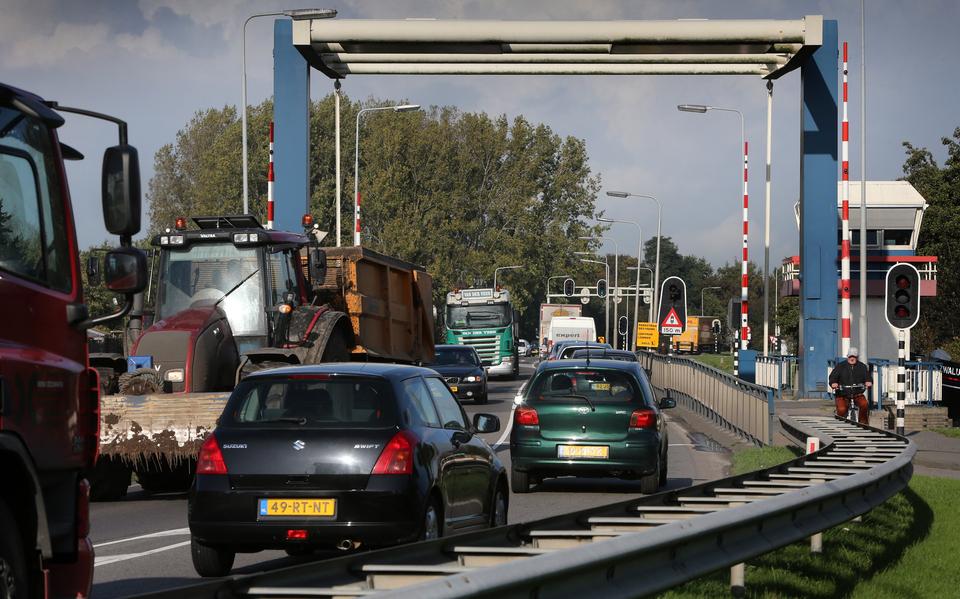 Drukte op de N359 in Lemmer. Dit is een van de vele plekken in Friesland waar extra sluipverkeer wordt verwacht. 
