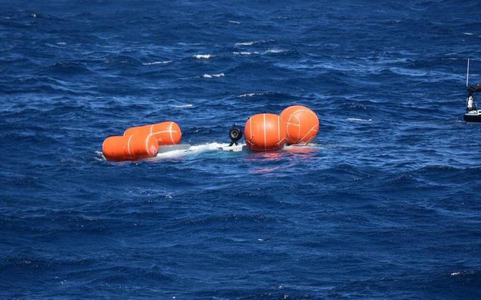  De NH90 die zondagmiddag crashte voor de kust van Aruba hangt op zijn kop onder water aan vier ballonnen. Door harde wind en hoge golven was het moeilijk om het toestel te bergen.