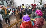 Demonstranten tegen Zwarte Piet in gesprek met Ynse Vellinga uit Bartlehiem, die met vier van zijn vijf kinderen verkleed in het publiek stond. Zijn mening: ,,Swarte Pyt moat bliuwe." FOTO MARCEL VAN KAMMEN