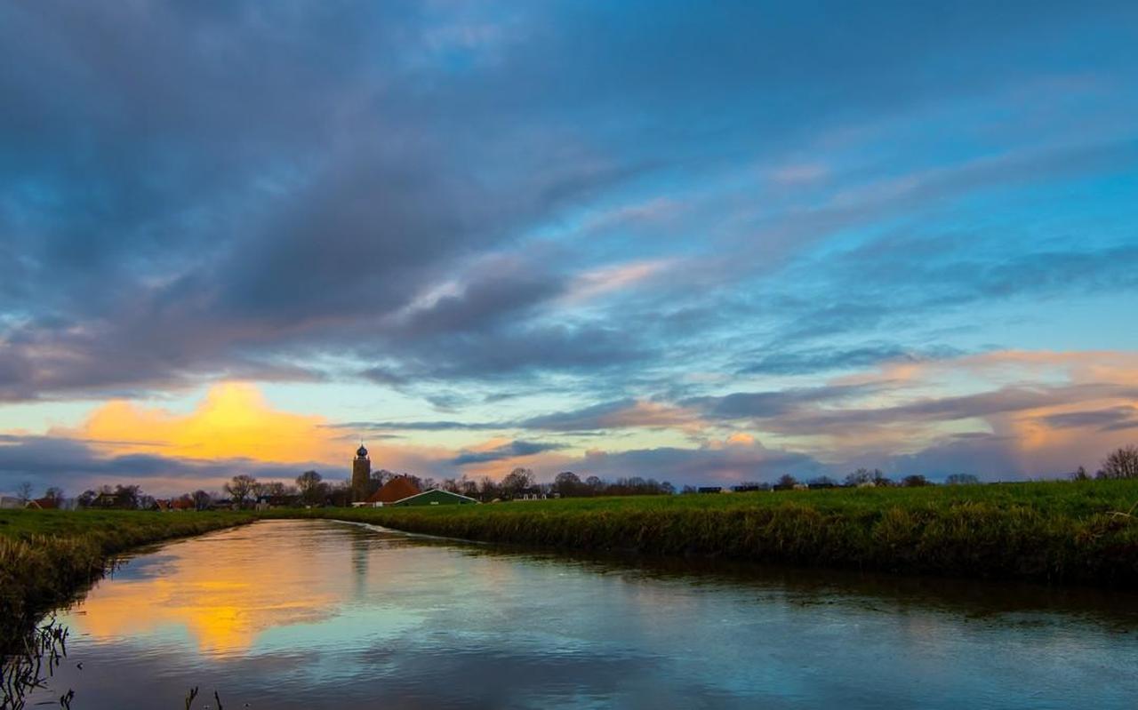 Prachtige luchten boven Deinum, maar nog geen ijsweg ernaartoe. FOTO BENNERT BEEKSMA Prachtige luchten boven Deinum, maar nog geen ijsweg ernaartoe. FOTO BENNERT BEEKSMA