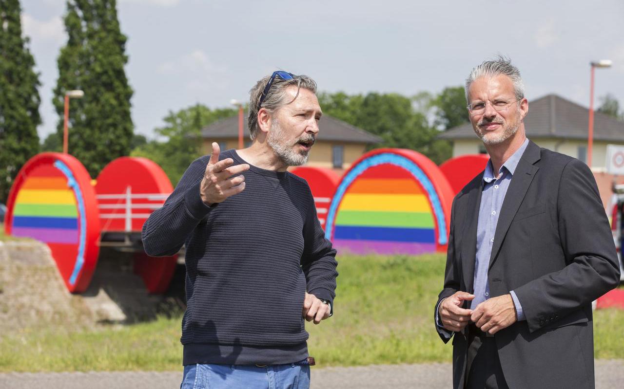 Frank Immerzeel (links) en Jakob Baar bij de Flippobrug 2.0.  Foto Rens Hooyenga