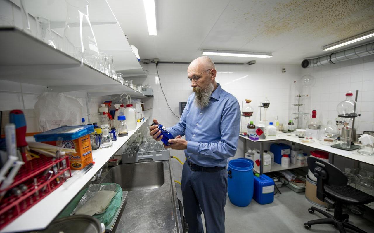 Rinus Beintema aan het werk in zijn ‘geheime’ lab. FOTO HOGE NOORDEN / JACOB VAN ESSEN
Rinus Beintema aan het werk in zijn ‘geheime’ lab. FOTO HOGE NOORDEN / JACOB VAN ESSEN