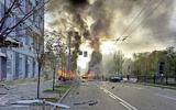 Explosies in Kiev maandagochtend. Tientallen raketten werden door de Russen op Oekraïense steden afgevuurd.