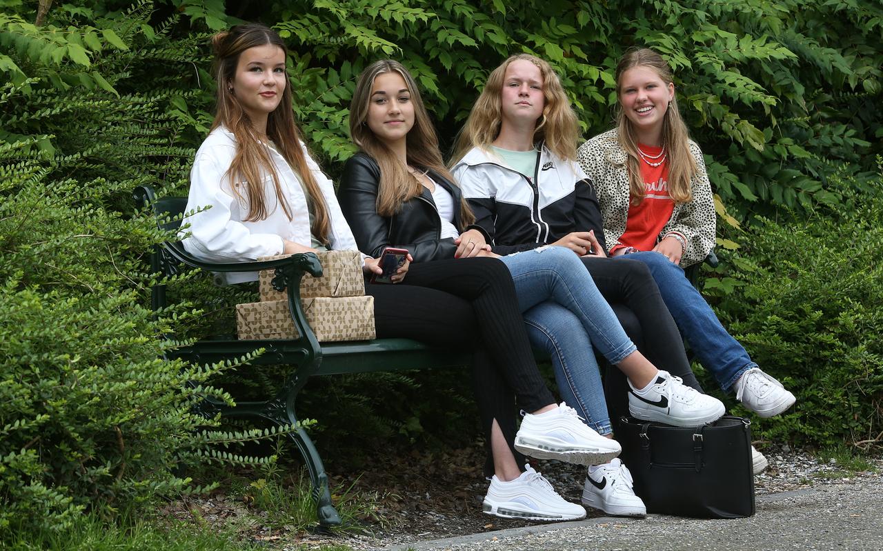 Isabella, Annemijn, Esme en Ellemare (vlnr) chillen op een bankje in de Prinsentuin. Isabella, Annemijn, Esme en Ellemare (vlnr) chillen op een bankje in de Prinsentuin.