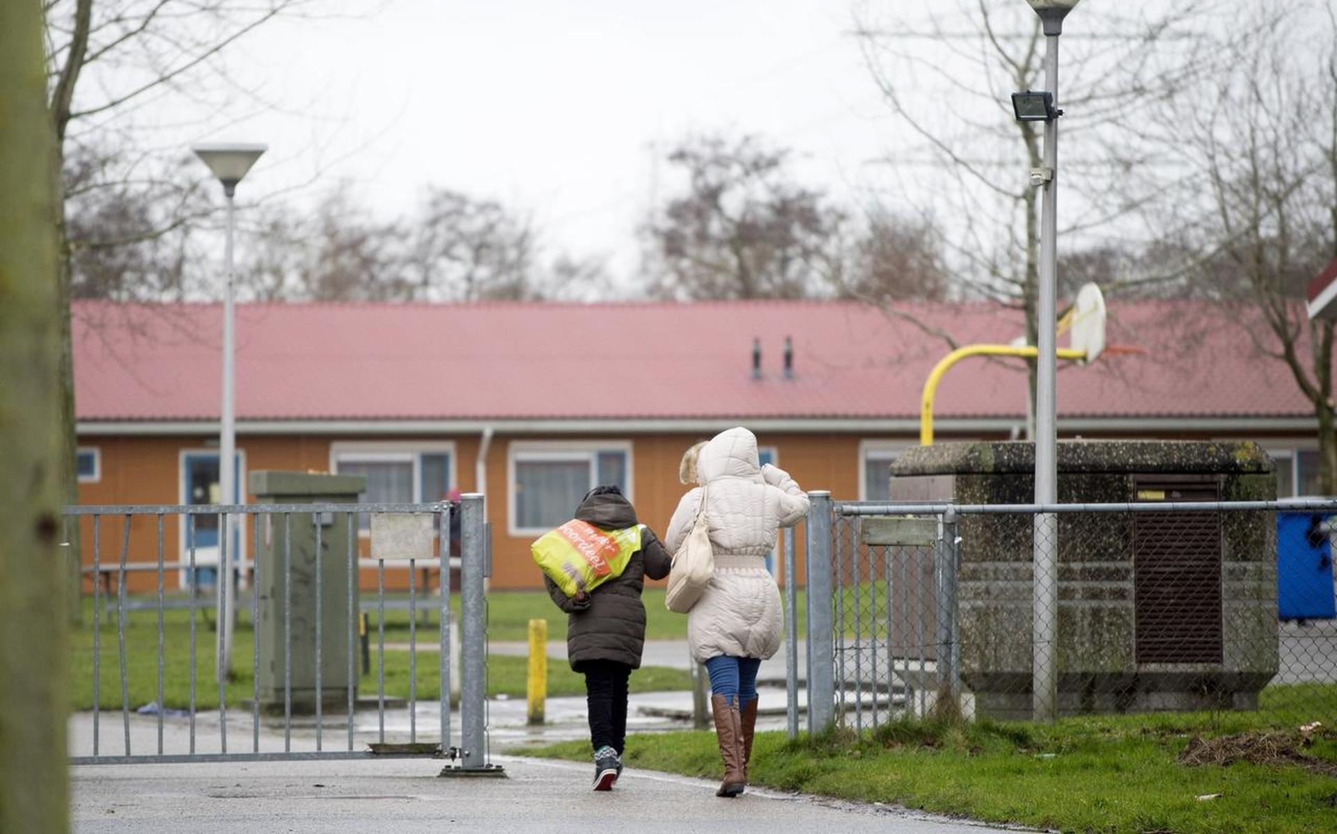Het AZC in Burgum. FOTO MARCEL VAN KAMMEN